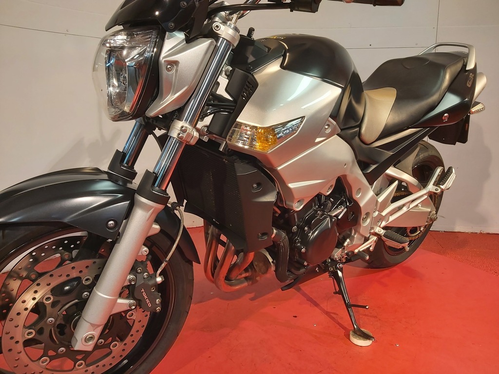 SUZUKI GSR 600